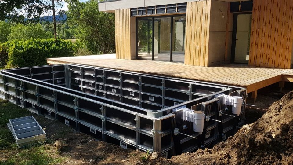 Coffrage Piscine béton vibré avec plage bois ipé