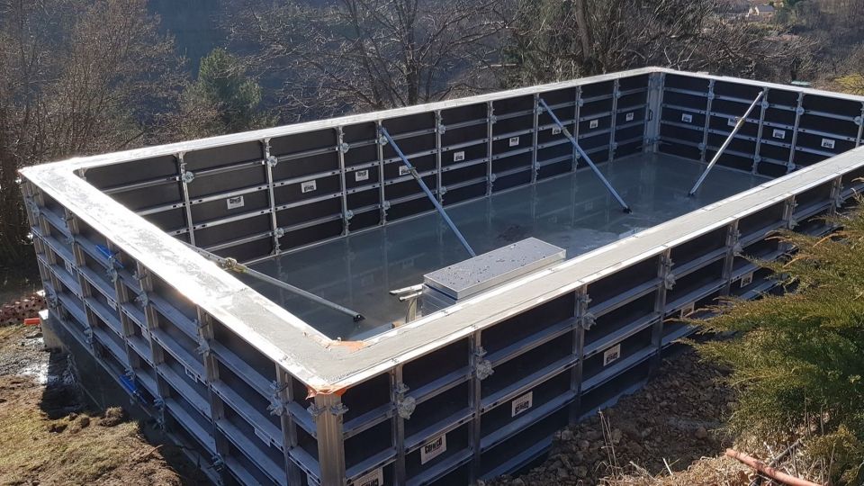 Coffrage Piscine béton vibré avec volet immergé