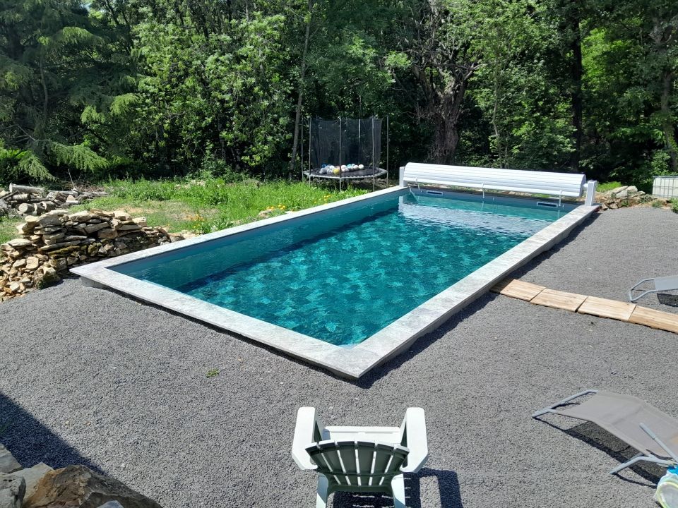 Piscine béton avec volet hors sol