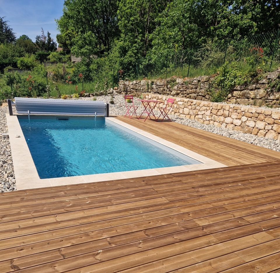 Piscine béton avec volet hors sol