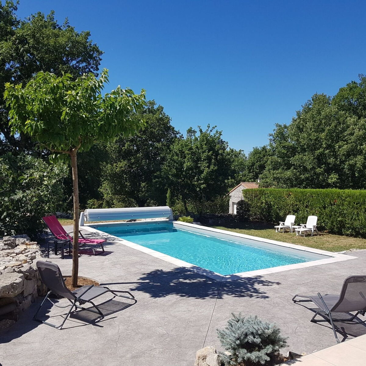 Piscine béton avec volet hors sol