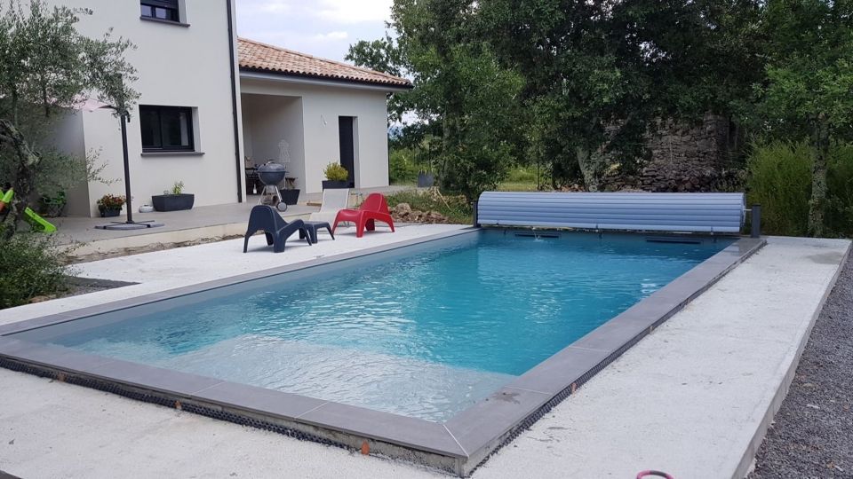 Piscine béton avec volet hors sol