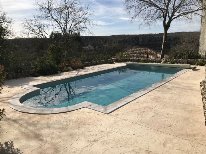 Piscine béton avec volet hors sol à Balazuc