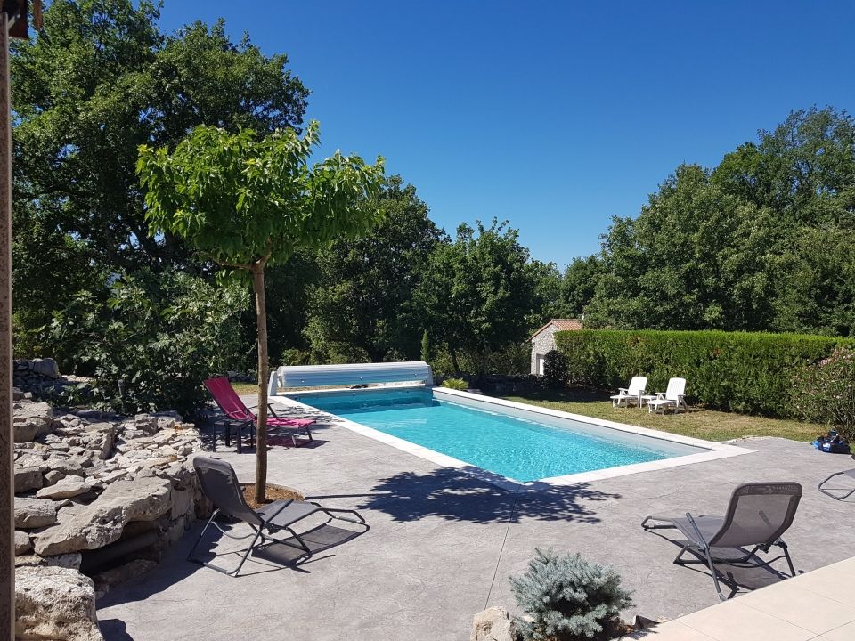 Piscine béton avec volet hors sol et PVC armé
