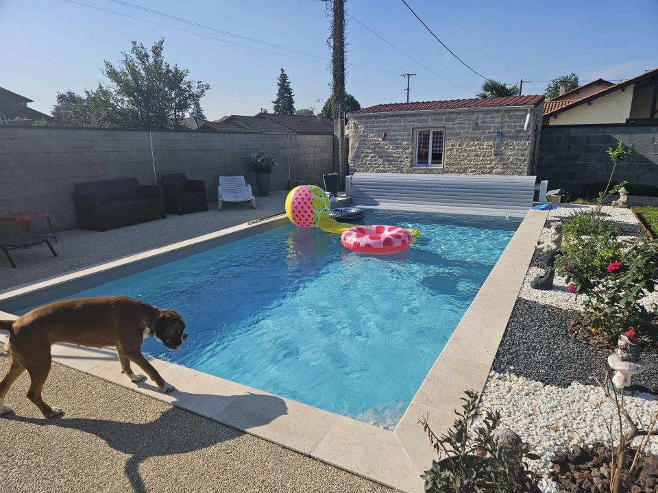 Piscine béton avec volet hors-sol, PVC armé gris