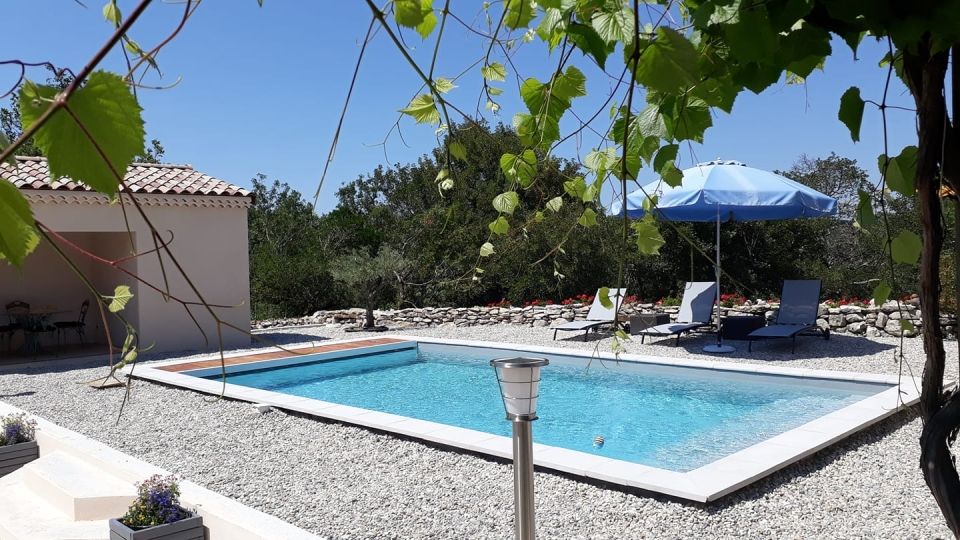 Piscine béton avec volet immergé