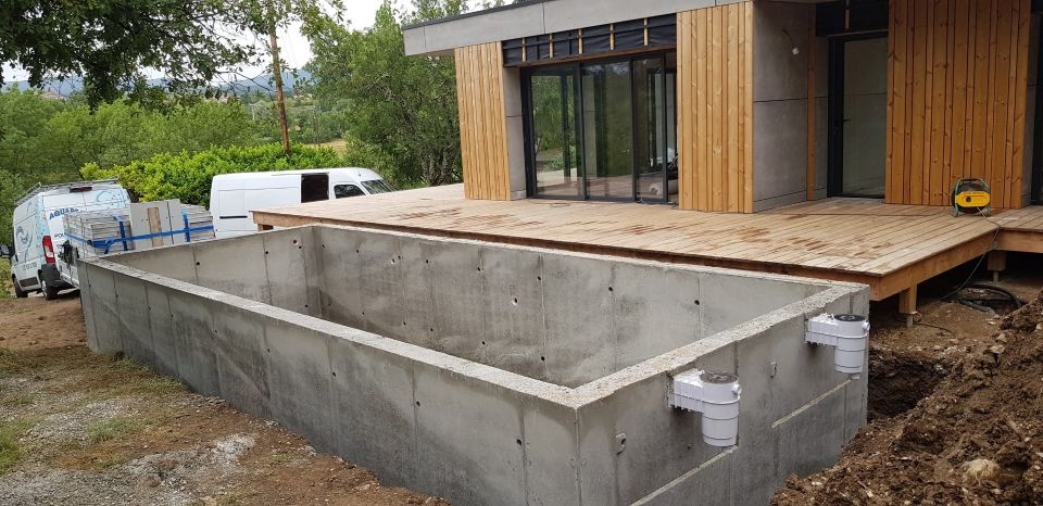 Piscine béton vibré avec plage bois ipé