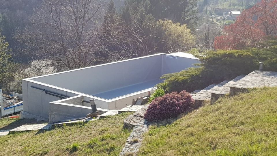 Piscine hors sol béton vibré avec volet immergé